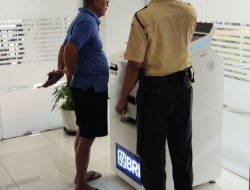 Dengan Ramah dan Sigap, Satpam BRI KC Fatmawati Bantu Nasabah Gunakan Digital CS